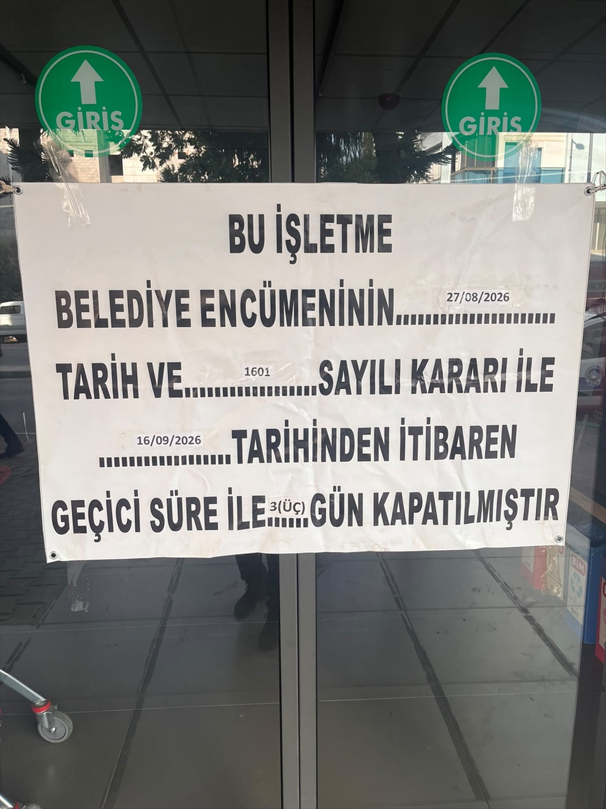 Antalya'da son tüketim tarihi geçmiş gıda satan zincir market mühürlendi