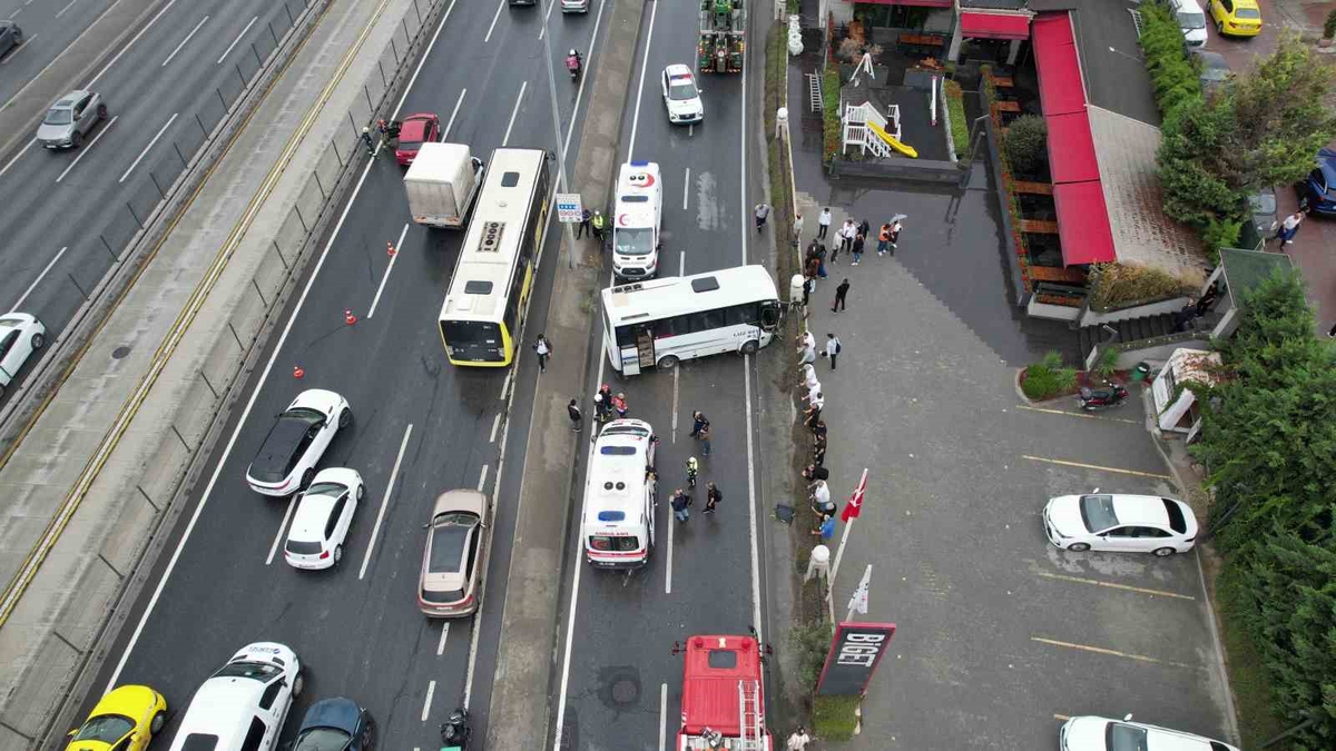 Avcılar’da servis midibüsü kaza yaptı: 9 yaralı