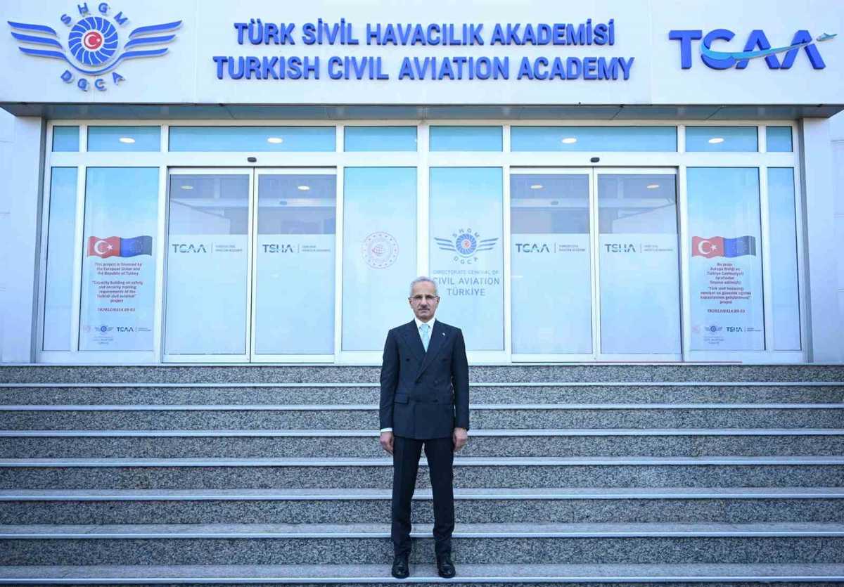 Bakan Uraloğlu: '2030 yılı hedefimiz sürdürülebilir havacılık yakıtı ile karbondioksit emisyonunu yüzde 5 oranında azaltmaktır'
