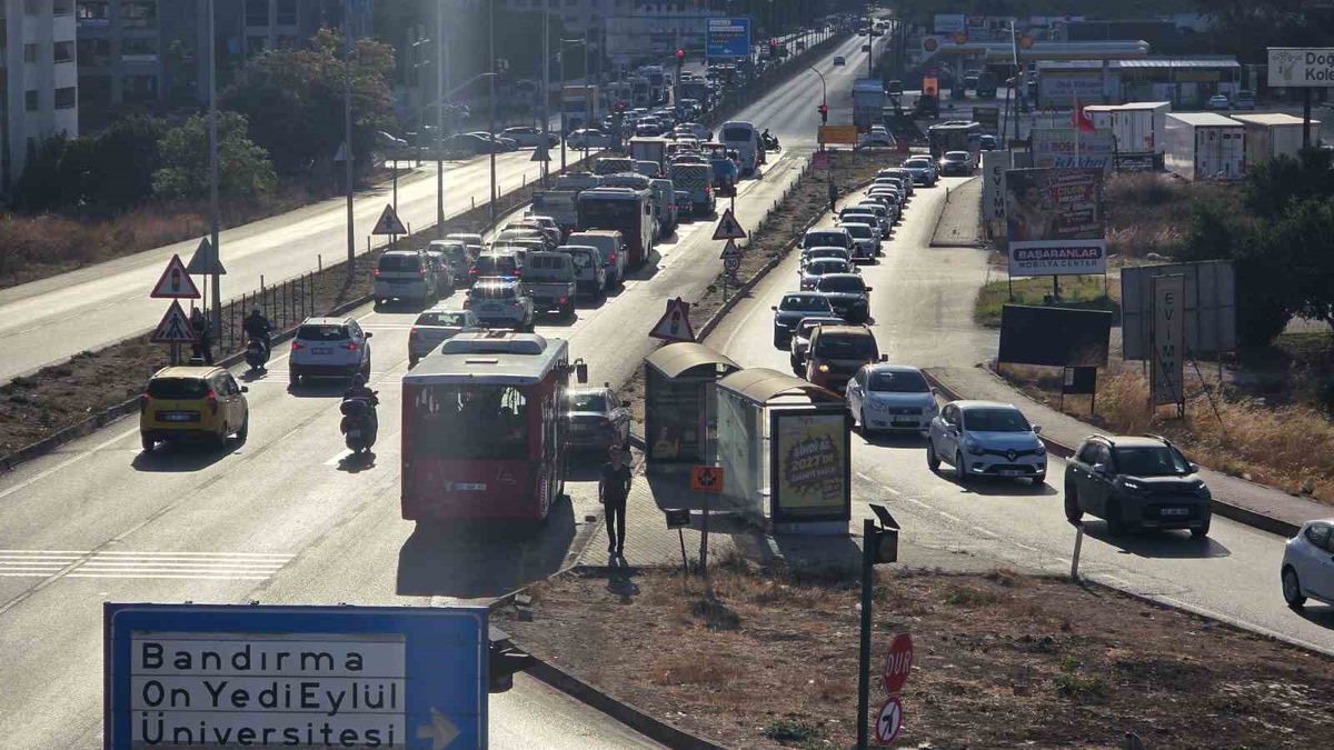 Bandırma’da trafik yoğunluğu sürücülere zor anlar yaşatıyor