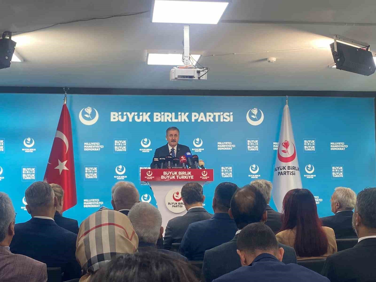 BBP Başkanı Destici: 'Orduyla, teröristle, savaşla, silahla yapamadıklarını bu sefer LGBT dernekleri vasıtasıyla aile kurumlarımıza saldırıyorlar'