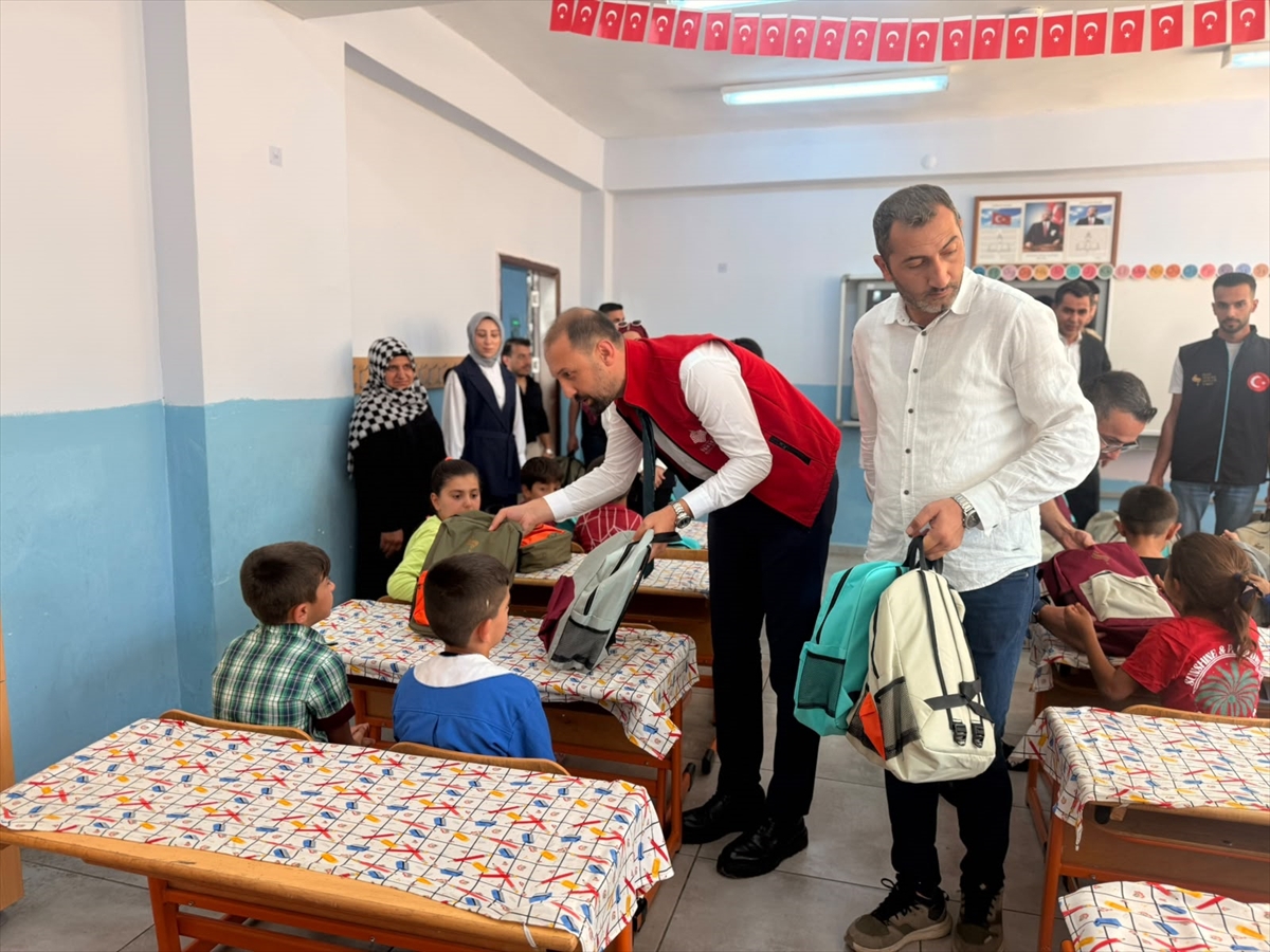 Bitlis Vakıflar Bölge Müdürlüğünden Siirt'te öğrencilere kitap desteği