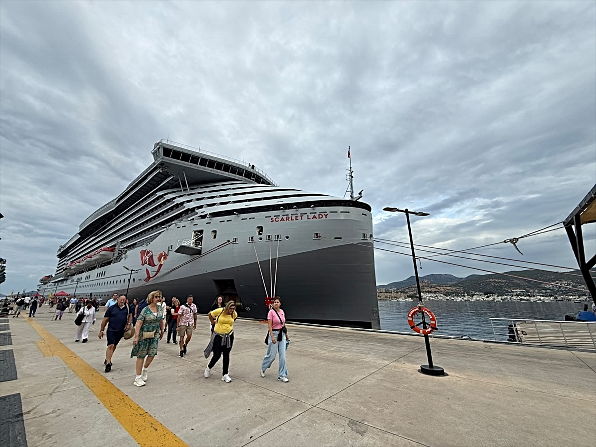 Bodrum'a 'Scarlet Lady' kruvaziyeriyle 2 bin 560 turist geldi