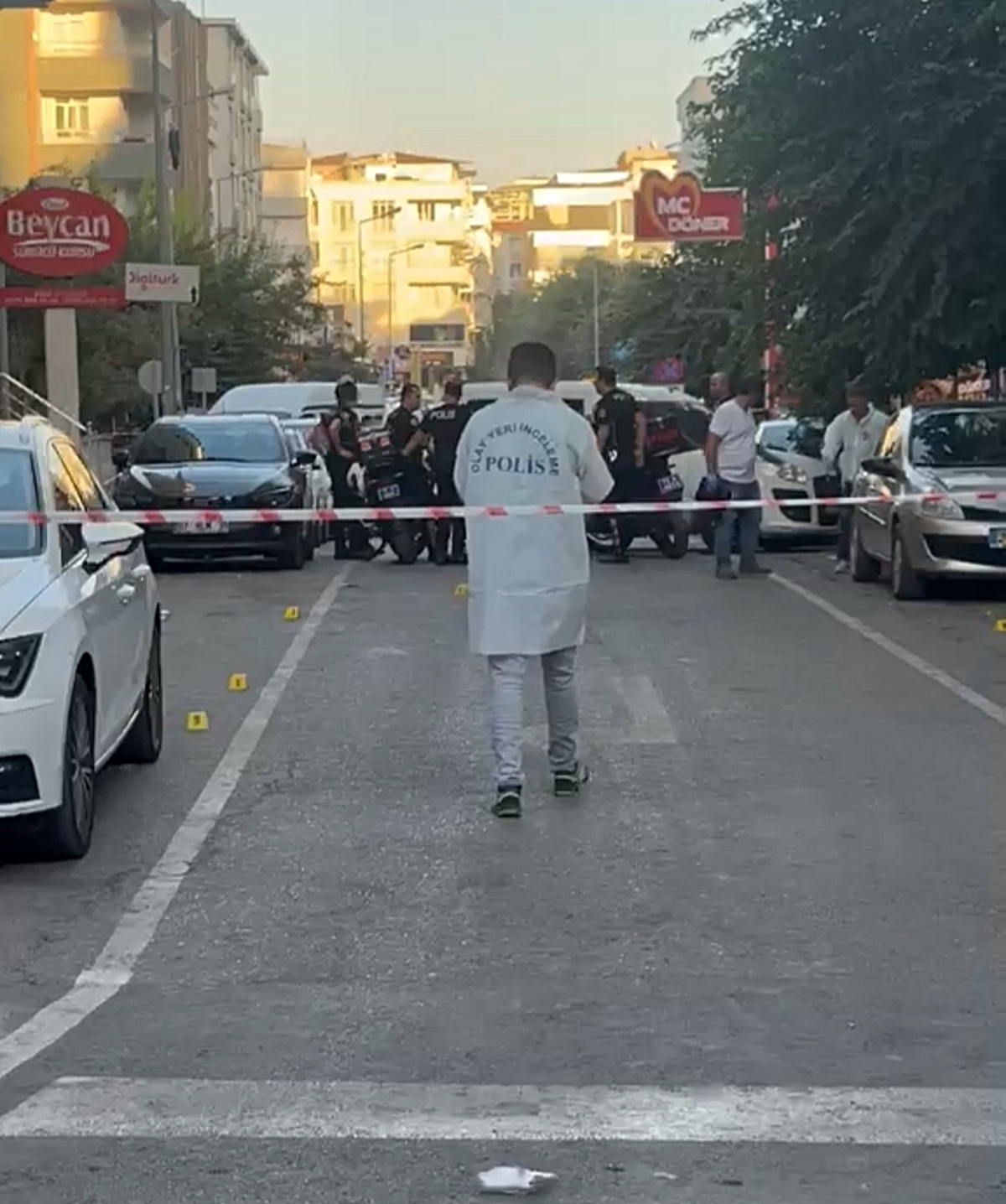 Cadde ortasında silahlı kavga; 2’si yoldan geçen 3 kişi yaralandı
