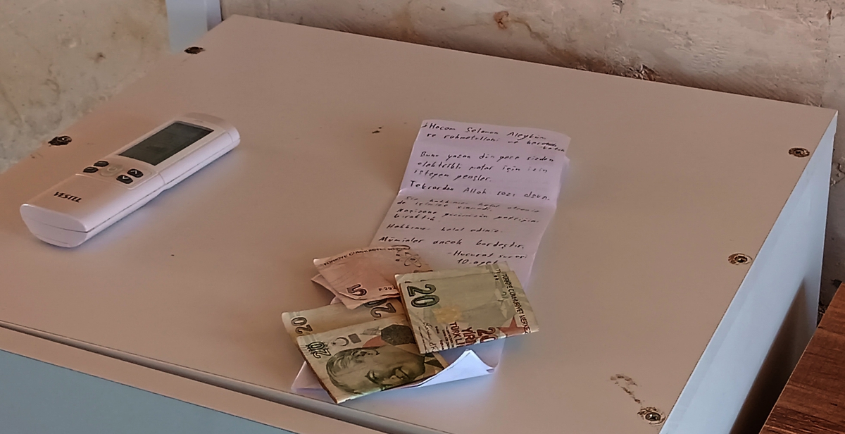 Camide elektrikli motosikletlerini şarj eden gençlerden imama duygulandıran not: 45 lira bırakıp helallik istediler
