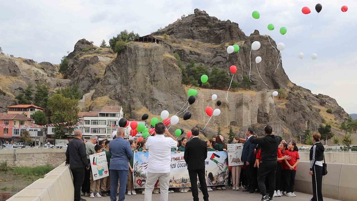 Çorum’da balonlar ve uçurtmalar Gazzeli çocuklar için gökyüzüne bırakıldı