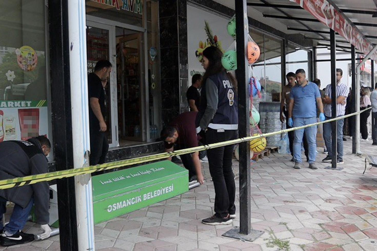Eşini çalıştığı markette öldürüp aynı silahla intihar etti
