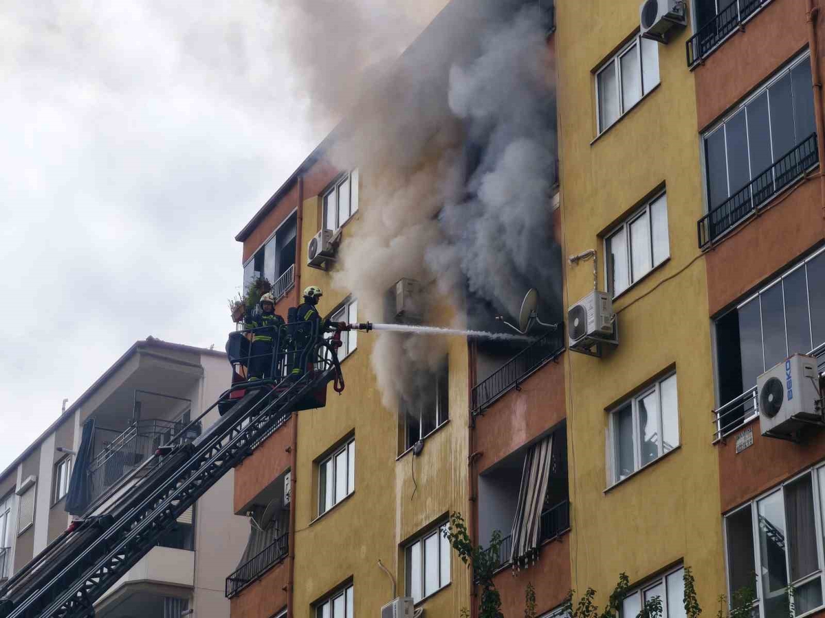 Denizli’de dairede çıkan yangında 1’i yatalak 2 kişi dumandan etkilendi