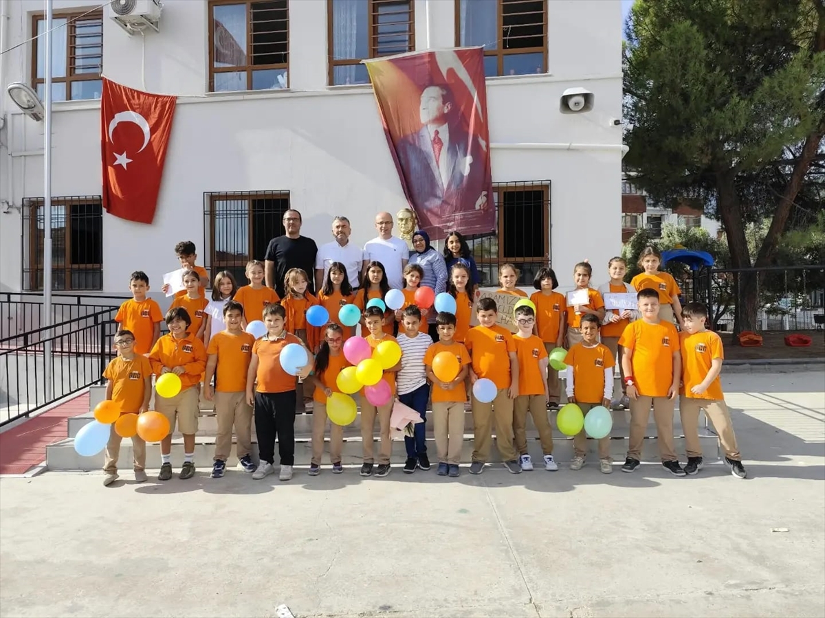 Denizli'de lösemiyi yendikten sonra okula dönen öğrenci alkış ve çiçeklerle karşılandı
