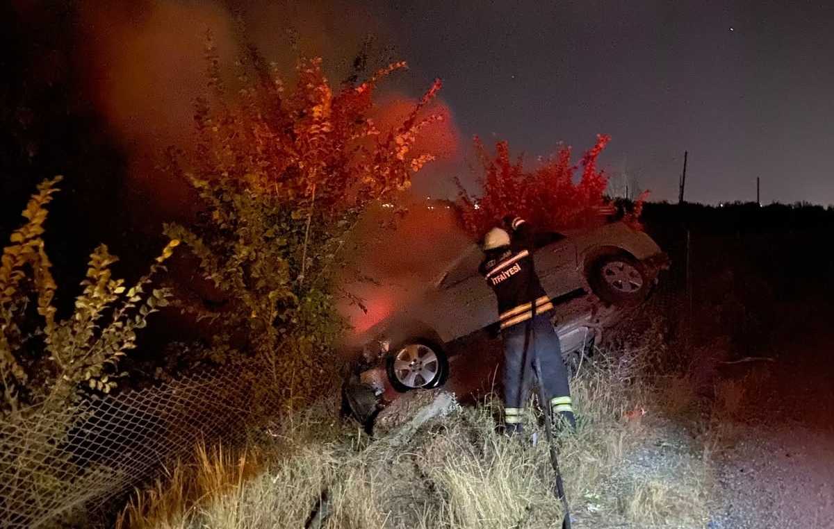 Erzincan'da kanala düşerek alev alan otomobildeki 3 kişi yaralandı