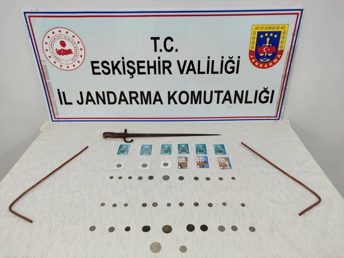 Eskişehir'de 46 sikke ve tarihi eser niteliğinde kılıç ele geçirildi