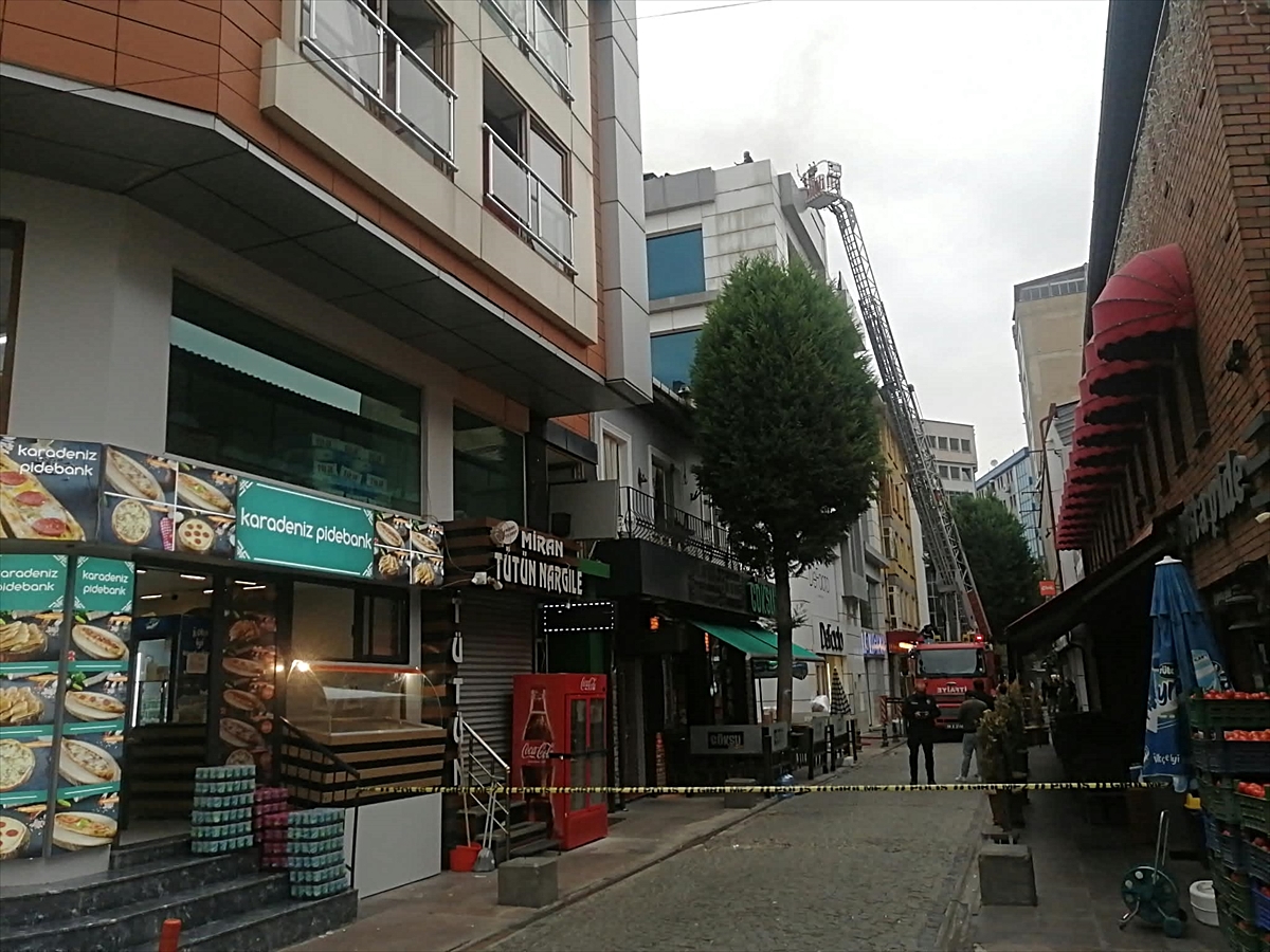 Eskişehir’de mağazaların olduğu binada çıkan yangın söndürüldü