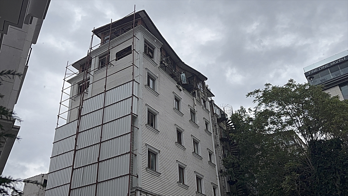 Fatih'te boşaltılan ve yıkım kararı verilen otelde çökme meydana geldi