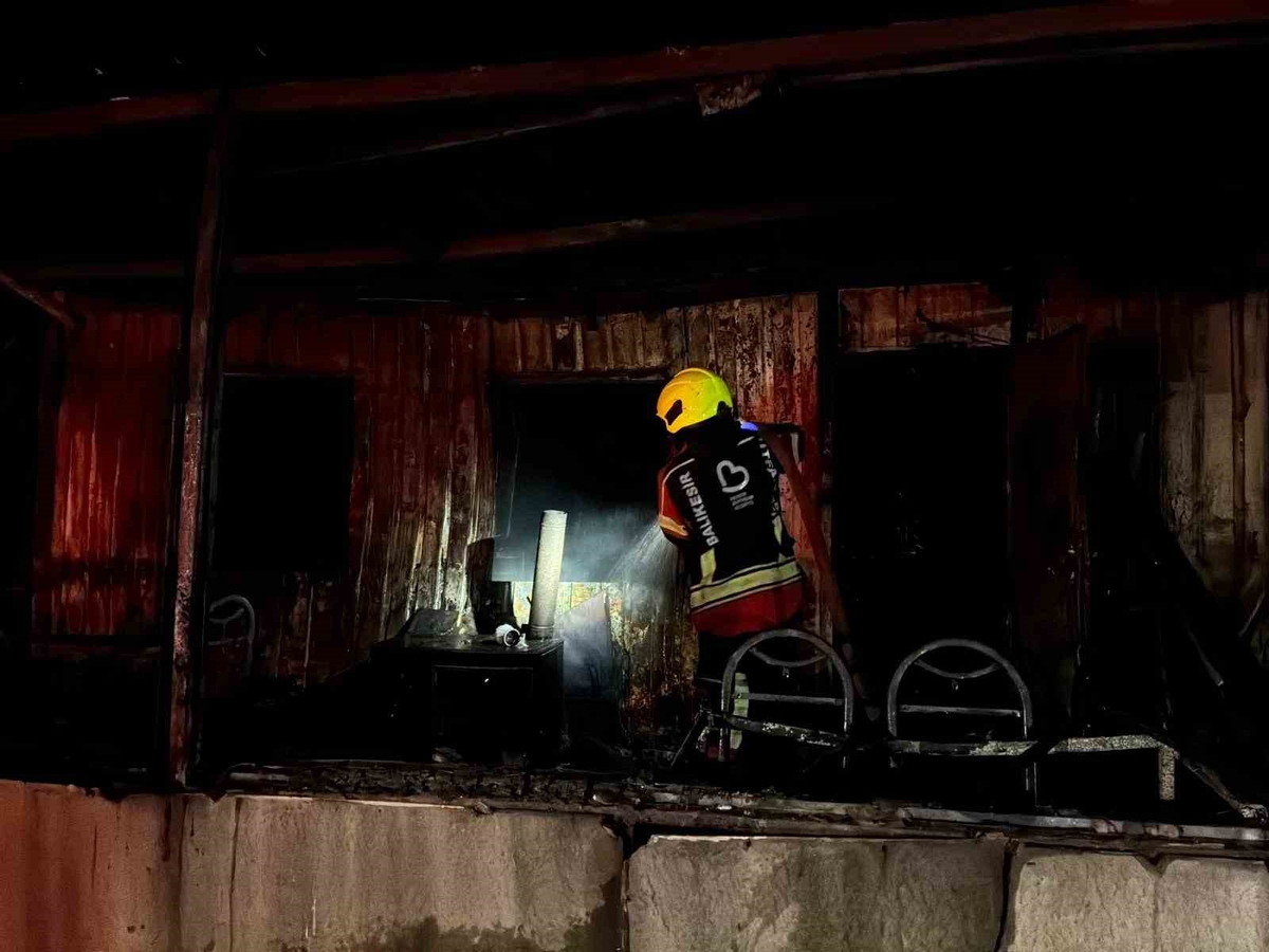 Gönen’de deniz kenarındaki barakada gece yangını