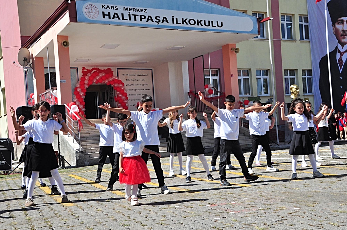 Halk oyunları gösterisine katılan 3 yaşındaki Begüm'e bayrak hediyesi