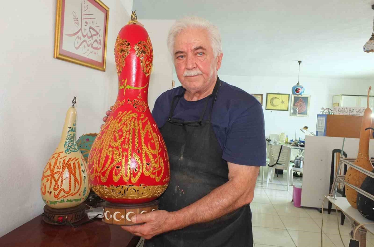 Hat sanatçısı su kabağına işlediği eserini, Cumhurbaşkanlığı Külliyesi’ne hediye etmek istiyor