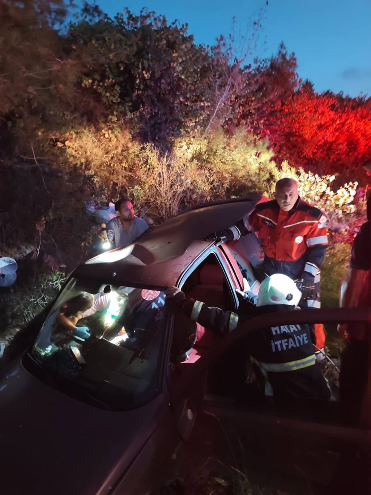 Hatay'da menfeze devrilen otomobildeki 4 kişi yaralandı