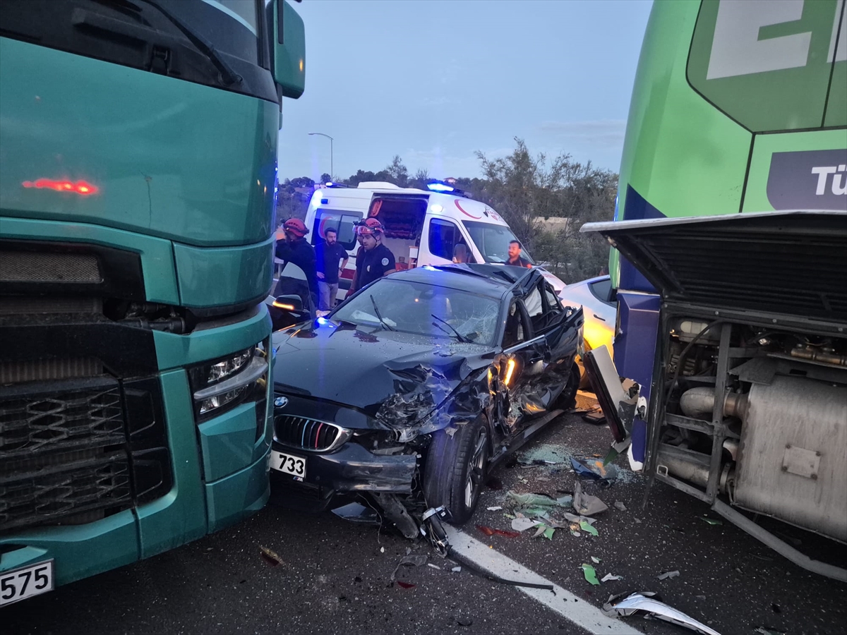 İstanbul-İzmir Otoyolu'nda zincirleme kazada 11 kişi yaralandı