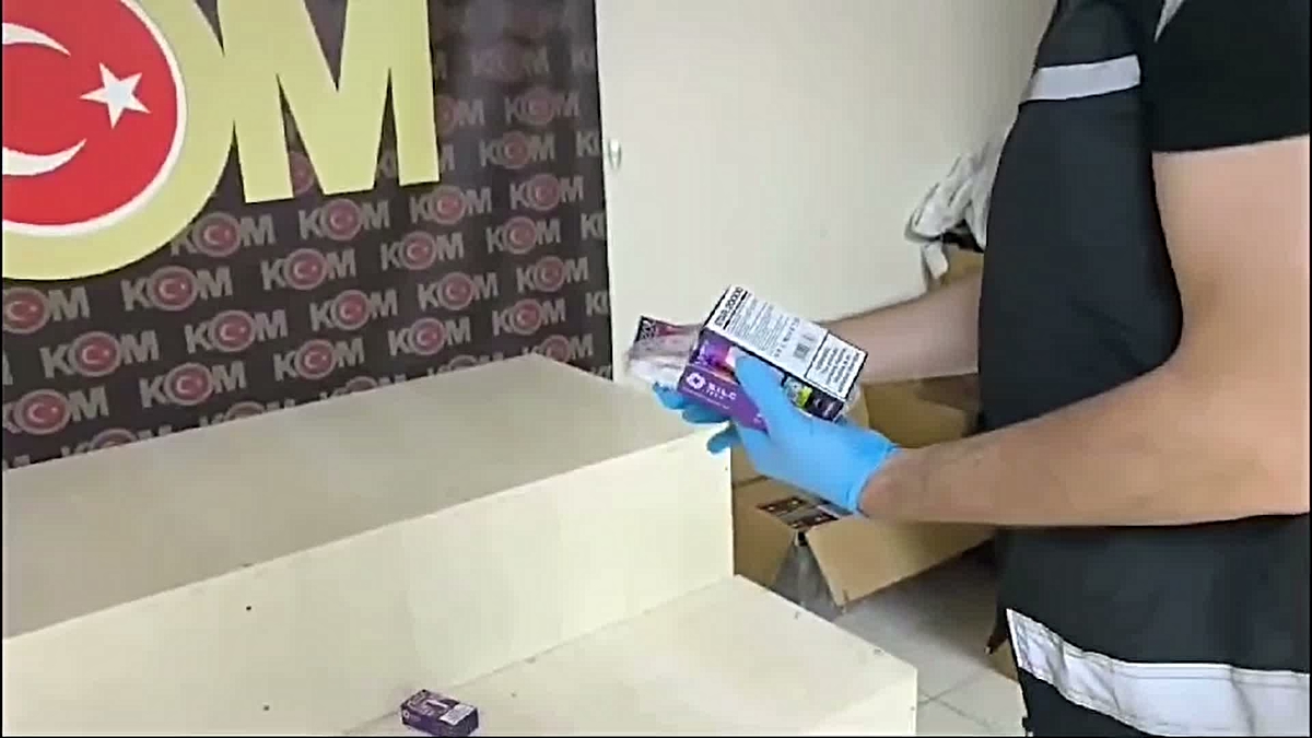 İzmir'de 5,5 milyon liralık kaçak tütün ürünü ele geçirildi