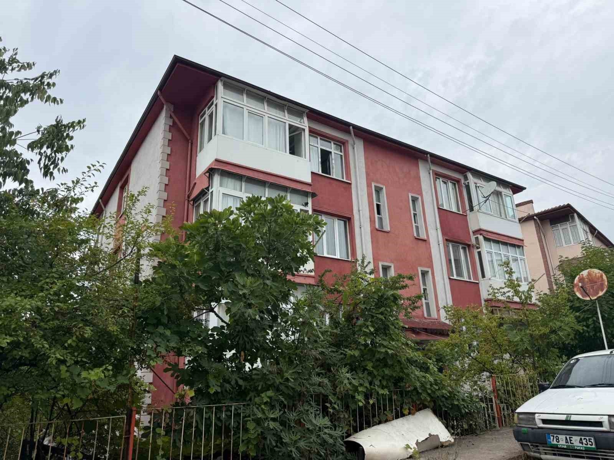 Karabük’te 3. kattan düşen Afganistanlı öğrenci hastaneye kaldırıldı