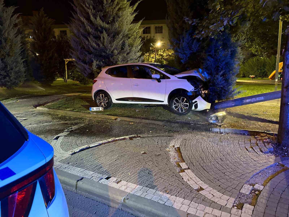 Karşı yola geçen otomobil elektrik direğine çarparak durabildi
