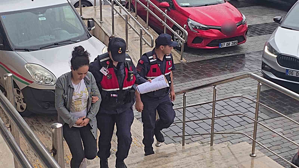 Kızlarını zincire bağlayan anne ve baba tutuklandı: 3 çocuk koruma altına alındı