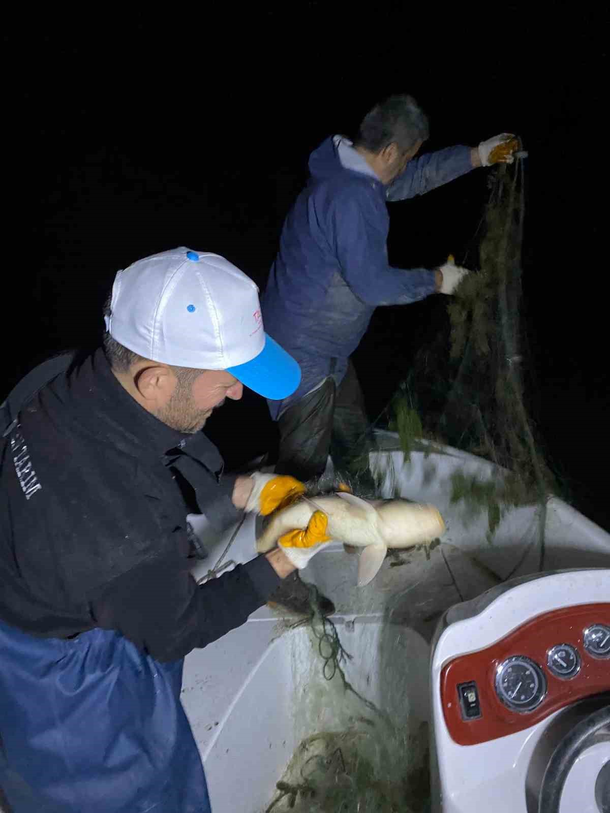 Kovada Gölü’nde kaçak avcılığa gece denetimi
