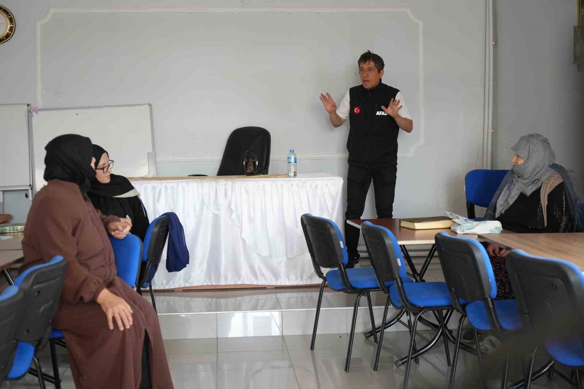 Köy köy gezen Bayburt AFAD ekipleri vatandaşları afetler hakkında bilgilendiriyor