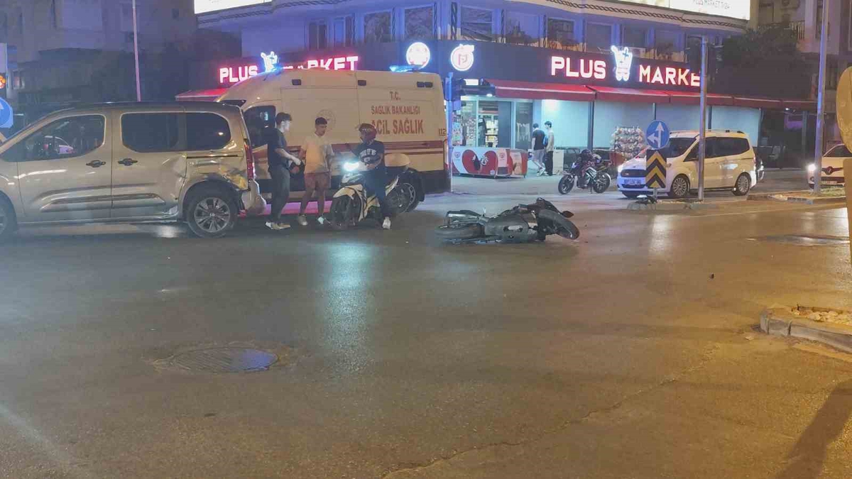 Manavgat’ta hafif ticari araç ile çarpışan motosikletli yaralandı