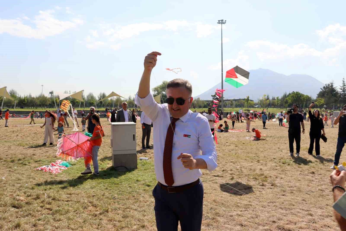 Minik öğrenciler ’gökyüzünden’ mesaj verdi