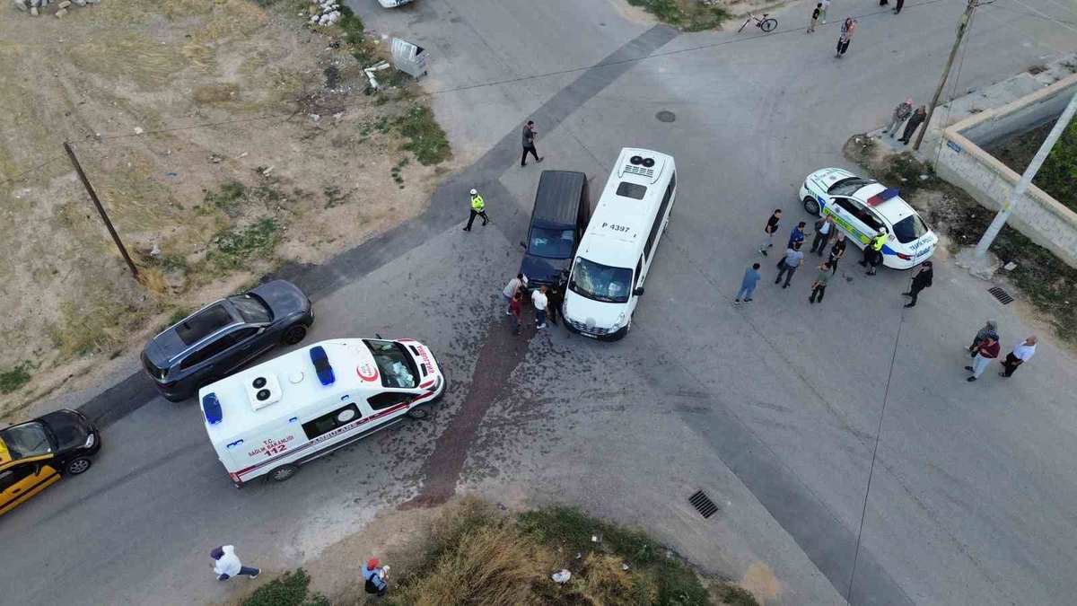 Karaman'da okul servisi ile hafif ticari araç çarpıştı! 5'i öğrenci 6 kişi yaralandı