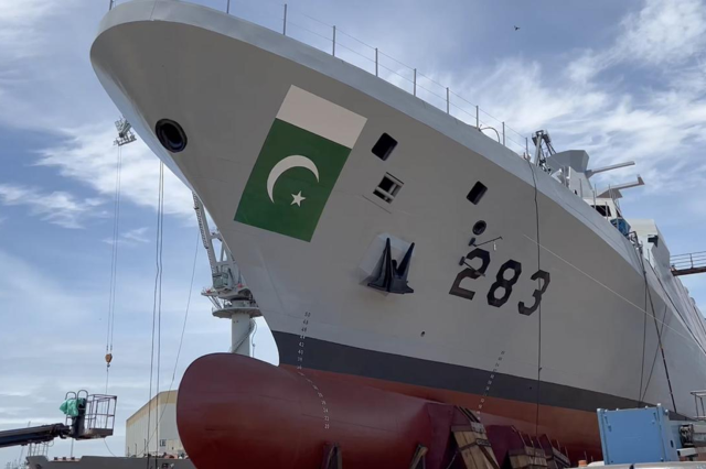 Pakistan ve Hindistan savaş gemileri Umman Denizi'nde çarpıştı