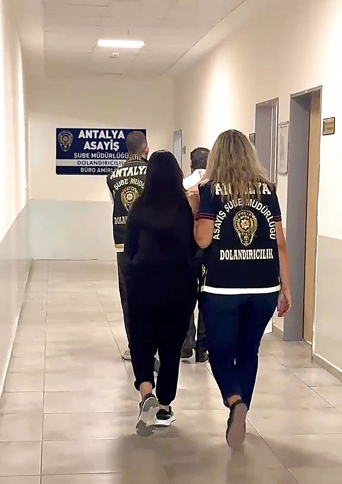 Antalya'da sahte polisler 7 milyon lira dolandırdı