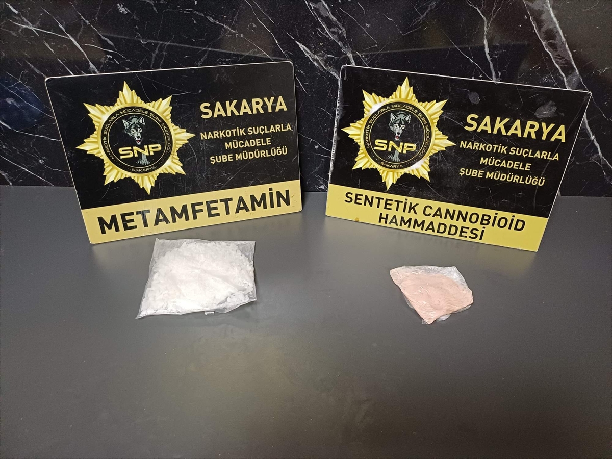 Arifiye’de Uyuşturucu Operasyonu: 2 Şüpheliden 1’i Tutuklandı