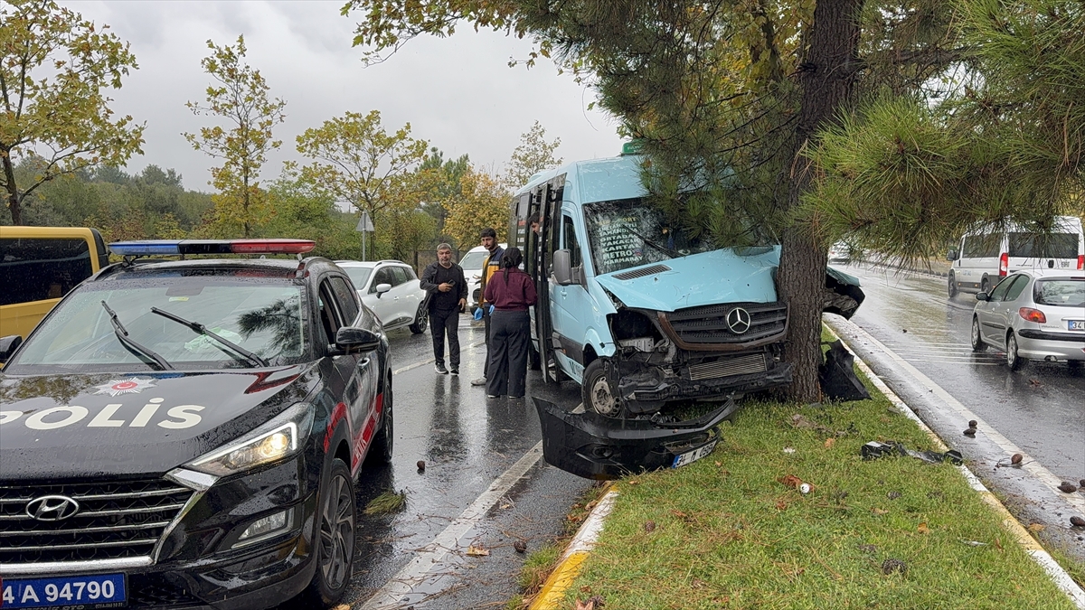 Sancaktepe'de ağaca çarpan minibüsteki yolcu yaralandı