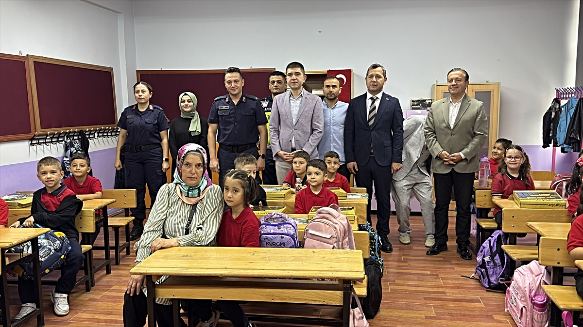 Şehit kızı Zeynep'i okula jandarma ekipleri götürdü