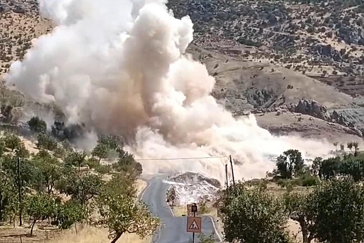 Siirt-Pervari yolunda kontrollü patlatma kamerada