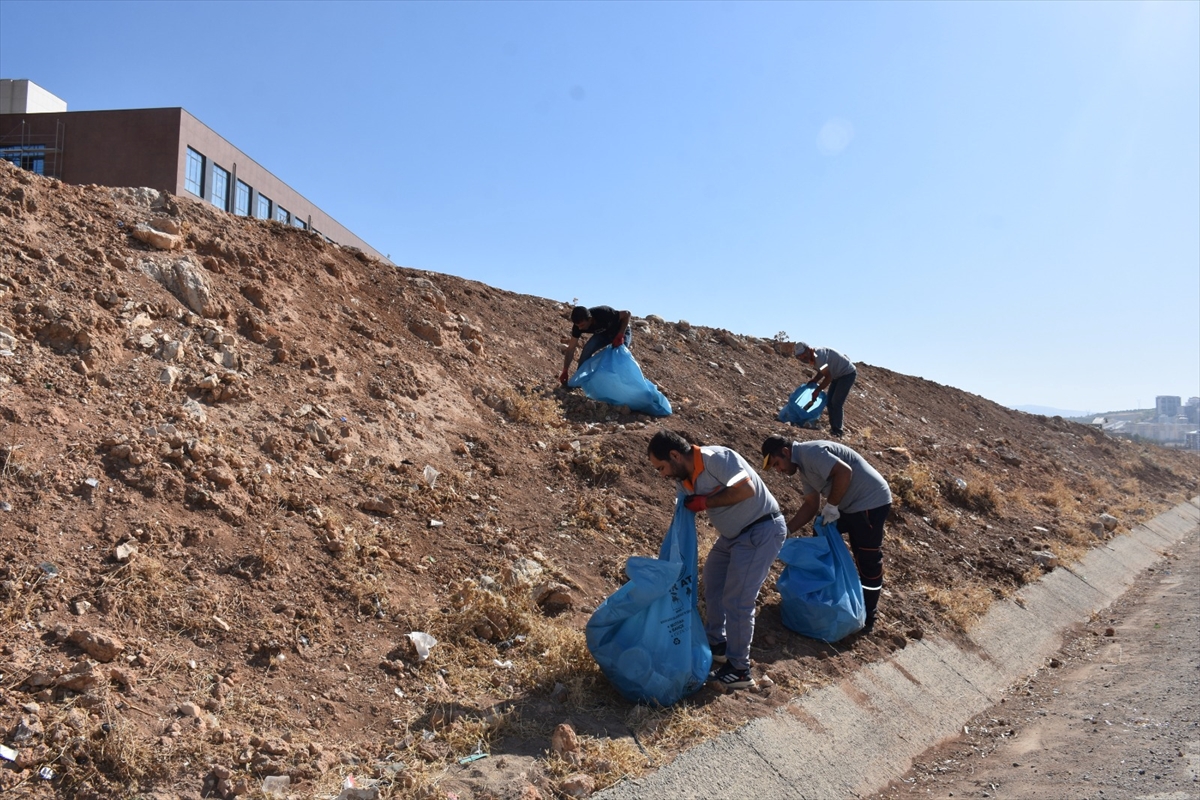 Siirt'te çevre yolunda temizlik yapıldı