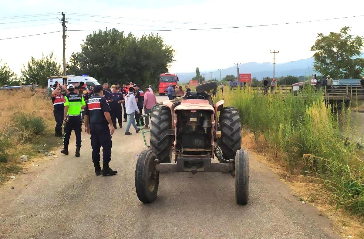 Turgutlu’da traktörün işçi taşıyan kasası devrildi: 4 yaralı