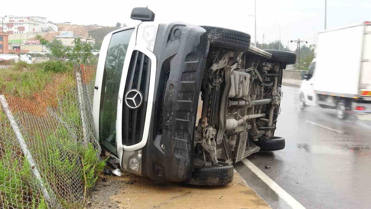 Tuzla’da devrilen servis minibüsünde sürücü yaralandı