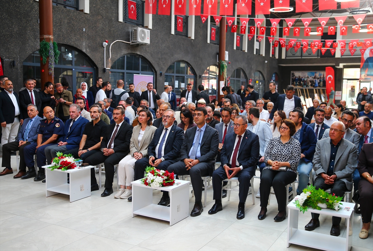 Uşak’ta 46 yıllık terziye “Yılın Ahisi” ödülü verildi