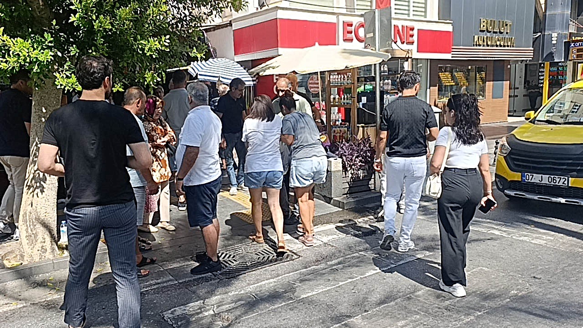 Yayaya yol veren araçların arasından geldi, yayaya çarpıp kaçtı