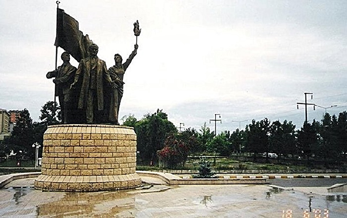 YENİ Parti Rize İl Başkanı Deniz'den Atatürk Anıtı'nın taşınacağı iddiasına tepki: “Atatürksüz Rize düşünüyorsanız buna izin vermeyiz”