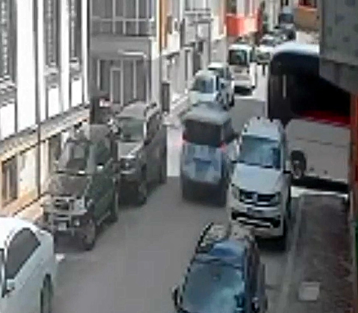 Yolcu midibüsü ile polis aracı çarpıştı
