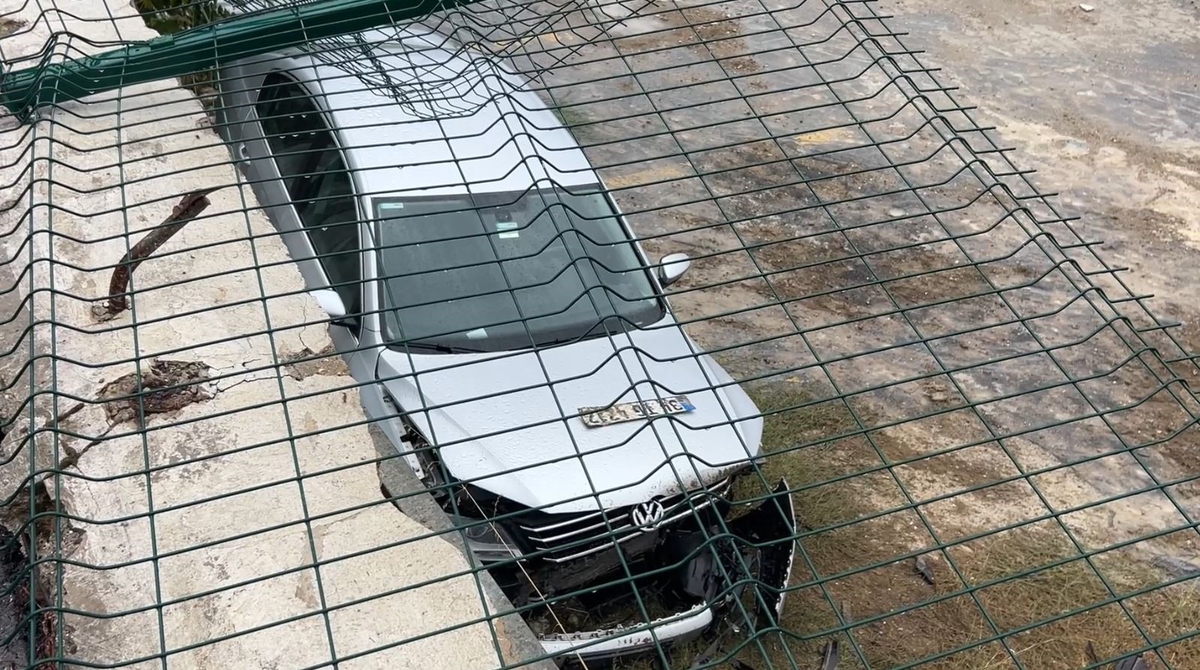Zeytinburnu’nda Koç Üniversitesi Hastanesi’nin otoparkında aracını yanaştırırken aşağı düştü