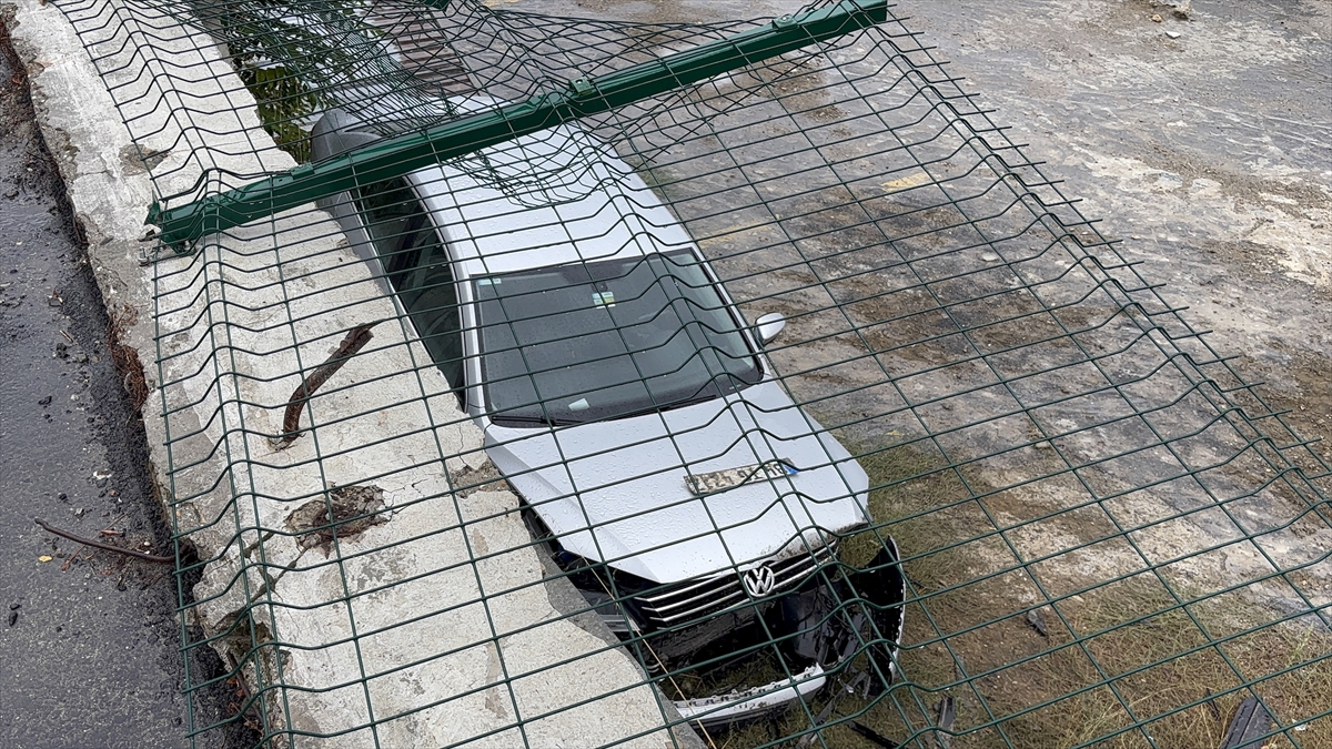 Zeytinburnu'nda otopark duvarından düşen otomobilin sürücüsü yaralandı