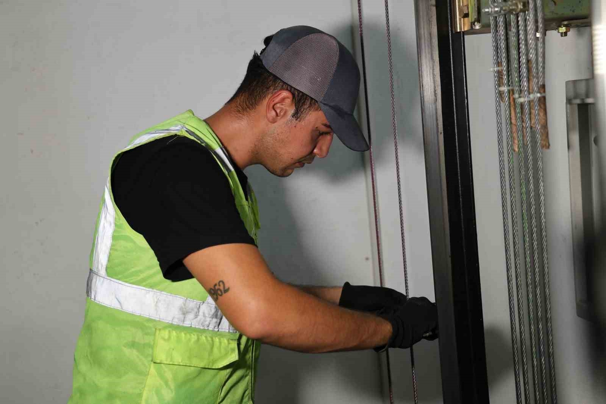 Adana’da asansörler kırmızı alarm veriyor