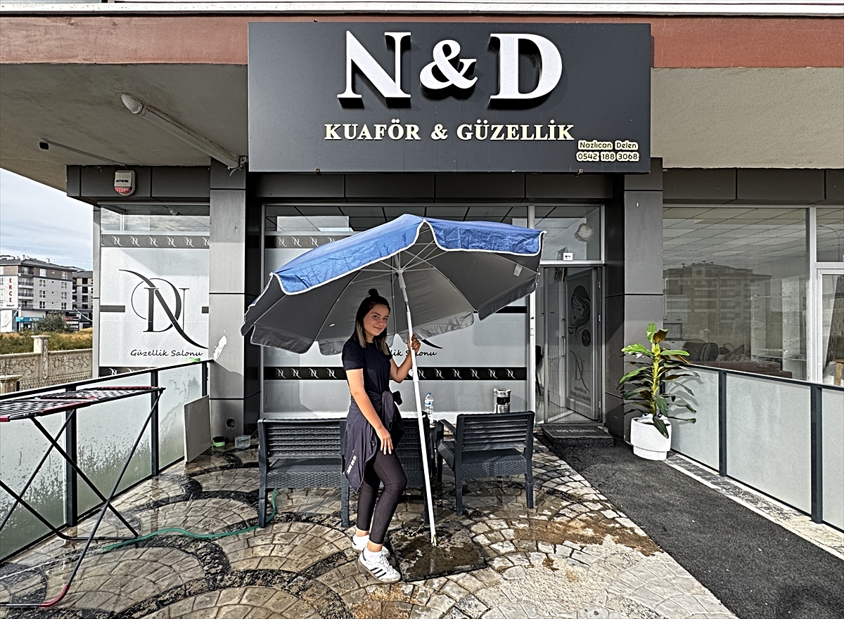 Şemsiyeyi kapatmak isteyen kuaför çalışanını rüzgar sürükledi! Aksaray'daki o anlar kamerada