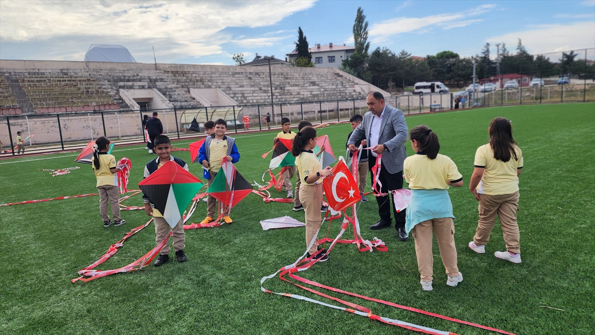 Amasya'da uçurtmalar Gazzeli çocuklar için gökyüzüne bırakıldı