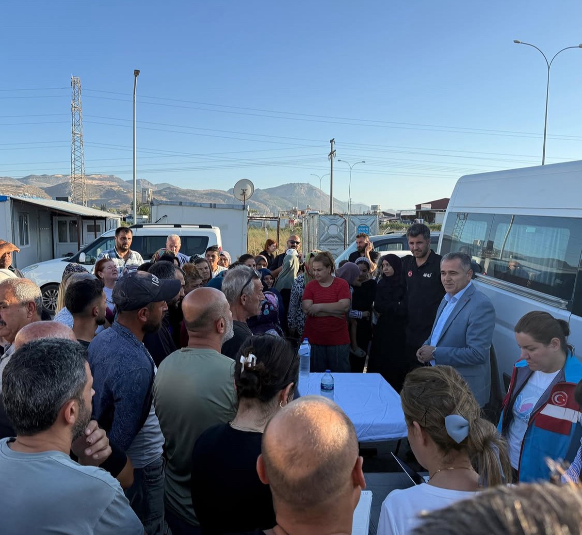 Antakya’da konteynerde yaşayan depremzede vatandaşlara tahliye süreci anlatıldı